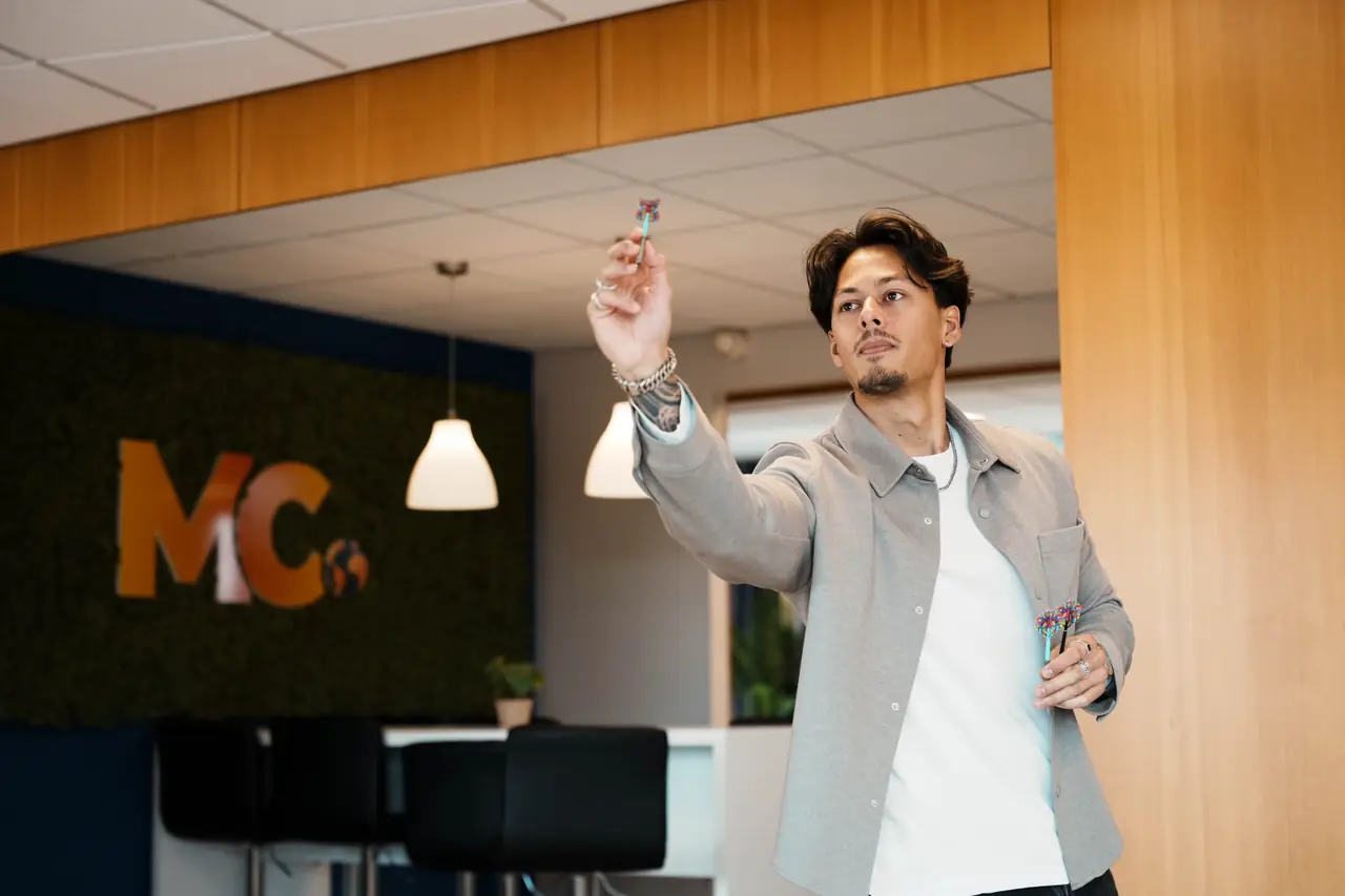 Collega van MarketingConcurrent gooit een pijltje op kantoor in Veenendaal